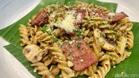 Pasta tinta cumi memakai udang yang gurih juicy, sedangkan pada pasta fussili dipadukan smoked beef dan jamur champignon.