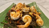 Menu fusion pasta, harganya sedikit lebih mahal yaitu Rp 65 ribu sampai Rp 80 ribu. Pilihannya ada pasta tinta cumi dengan Padang Sauce Arrabiata dan Fussili dengan Truffle Opor Alfredo.