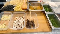 Ia memilih pasta sebagai paduannya karena pasta merupakan makanan khas Italia yang sudah mendunia. Dengan adanya kita pakai pasta, mereka (orang asing) bisa lebih familiar. Jadi lebih berkeinginan untuk coba, lanjut Emil.