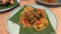 Menu Pasta Padang mencuri perhatian seperti angel hair dendeng balado, fettuccine ayam sambal ijo, hingga spaghetti saus Padang. Lalu ada juga menu Pasta Padang yang lebih fusion dengan paduan saus klasik Italia. 