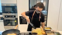 Penggemar pasta mau coba menu unik? Kalau iya, coba cicipi menu unik buatan Pasta Padang. Bisnis kuliner milik Emil Halim dan rekannya, Davin ini mengawinkan dua budaya makanan yang sangat berseberangan yaitu pasta khas Italia dan makanan Padang dari Indonesia.