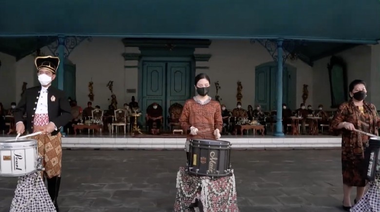 Wamenparekraf Angela Tanoesoedibjo Wamenparekraf Angela Tanoesoedibjo limbung lalu terjatuh saat sedang menghadiri acara di depan Keraton Surakarta.