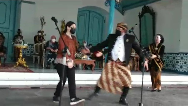 Wamenparekraf limbung-jatuh di Solo Wamenparekraf limbung-jatuh di Solo