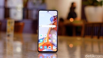Mengusung layar 6,67 inch Full HD+ AMOLED, 120Hz, 1000 nit max brightness dan punya 1 miliar warna. Foto: Adi Fida Rahman/detikINET