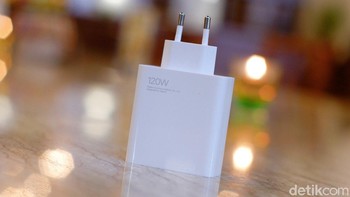 Dalam paket penjualan diberikan charger 120W mampu mengisi penuh baterai hanya 17 menit. Foto: Adi Fida Rahman/detikINET