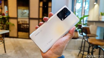Baterainya sendiri berkapasitas 5.000 mAh. Sementara memori internalnya 256 GB. Foto: Adi Fida Rahman/detikINET