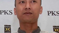 Selanjutnya ada nama Agus Chaeruddin (35), Office Boy (OB) Bank Mandiri Syariah Bekasi penemu uang 100 juta rupiah di tong sampah. Agus mengembalikan uang itu. Agus pun mendapat apresiasi dari Partai Keadilan Sejahtera (PKS) berupa umroh gratis untuk sekeluarga. Di depan para politisi PKS, Agus berpesan soal pentingnya moral dalam berpolitik. (detikcom)