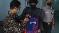 Ada juga nama Mulyadi (32), petugas kebersihan di Mal Kota Kasablanka (Kokas), Jl Casablanca penemu tas berisi uang Rp 100 juta di toilet. Tanpa membuka tasnya, dia memberikannya ke petugas customer service. (Dok. BRI)