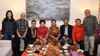 Kali ini bukan bersama keluarga tetapi bersama para menteri. Angela tampak menikmati momen santai bareng Luhut Binsar Pandjaitan dan Sri Mulyani. Foto: Instagram @angelatanoesoedibjo
