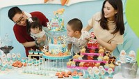 Kalau yang satu ini momen ketika putra Angela merayakan ulang tahun. Ada cake bertema ocean, cupcakes dan aneka kue lain di meja. Pesta ulang tahun ini tampak meriah. Foto: Instagram @angelatanoesoedibjo