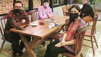 Diskusi bersama dr. Tirta dan Prabu Revolusi, terlihat Angela asyik ngobrol sambil menikmati secangkir kopi. Di sela momen ngobrol ini mereka juga mengabadikan foto.  Foto: Instagram @angelatanoesoedibjo