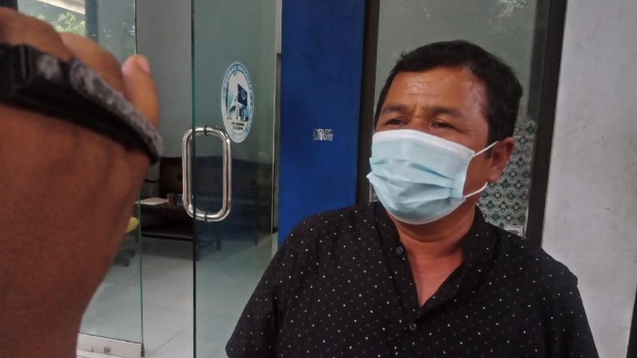 Ansori (54), warga Desa Gondangmanis, Kecamatan Bandar Kedungmulyo, Jombang, Pedagang Beras Saksikan Mobil Vanessa Terbang Usai Tabrak Pembatas Tol Jombang