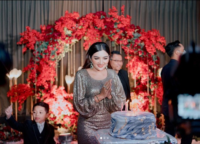 Pada ulang tahunnya kali ini Ashanty mendapat pesta kejutan ulang tahun dari keluarga tercintanya. Awalnya dia hanya mengira bahwa acara tersebut hanyalah dinner keluarga, namun ternyata acara ulang tahunnya itu digelar secara mewah dan meriah. Foto: Instagram/@ashantyasix