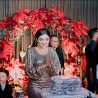 Pada ulang tahunnya kali ini Ashanty mendapat pesta kejutan ulang tahun dari keluarga tercintanya. Awalnya dia hanya mengira bahwa acara tersebut hanyalah dinner keluarga, namun ternyata acara ulang tahunnya itu digelar secara mewah dan meriah. Foto: Instagram/@ashantyasix