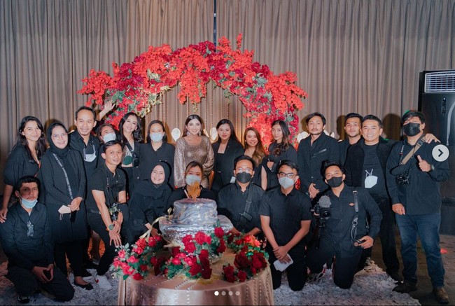 Ashanty baru saja merayakan ulang tahunnya yang ke-38 tahun. Beragam ucapan, doa dan kejutan pun diterima oleh istri dari Anang Hermansyah itu. Foto: Instagram/@ashantyasix