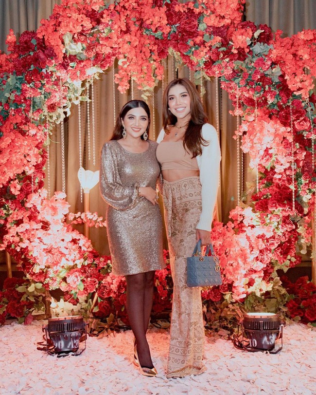 Tampak dekorasi dalam acara tersebut yang dibuat sedemikian rupa dan didominasi oleh warna merah dan gold. Foto-foto dari momen perayaan ulang tahunnya itu juga tampak diunggah Ashanty ke akun Instagram pribadinya. Foto: Instagram/@ashantyasix