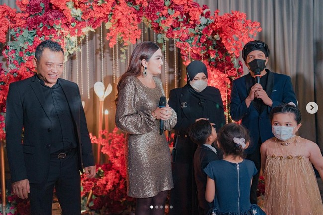 Perayaan ulang tahun Ashanty dirayakan secara meriah. Bahkan dalam perayaan ulang tahunnya itu, Judika turut bernyanyi untuk memeriahkan acara tersebut. Foto: Instagram/@ashantyasix