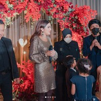 Perayaan ulang tahun Ashanty dirayakan secara meriah. Bahkan dalam perayaan ulang tahunnya itu, Judika turut bernyanyi untuk memeriahkan acara tersebut. Foto: Instagram/@ashantyasix