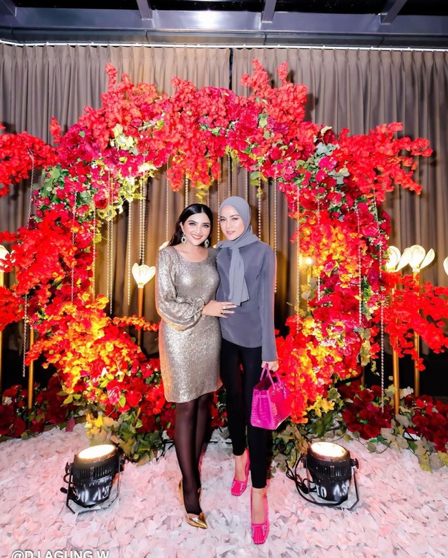 Ashanty tampil cantik dengan mengenakan dress berwarna silver. Dress tersebut tampak dipadukan dengan stocking hitam dan heels metallic berwarna senada. Penampilannya semakin dipercantik dengan aksesori berupa cincin, gelang, dan anting yang dipakainya. Foto: Instagram/@ashantyasix