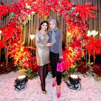 Ashanty tampil cantik dengan mengenakan dress berwarna silver. Dress tersebut tampak dipadukan dengan stocking hitam dan heels metallic berwarna senada. Penampilannya semakin dipercantik dengan aksesori berupa cincin, gelang, dan anting yang dipakainya. Foto: Instagram/@ashantyasix