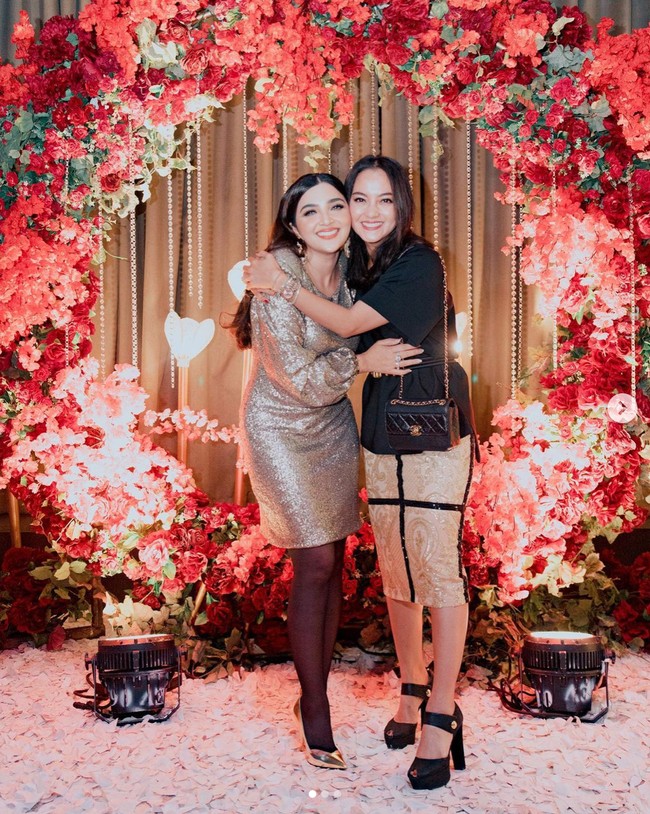 Perayaan ulang tahun Ashanty tampak meriah dengan dihadiri sejumlah kerabat para artis. Beberapa diantaranya ada Olla Ramlan, Ririn Ekawati, Maia Estianty, Judika, dan masih banyak lagi. Foto: Instagram/@ashantyasix