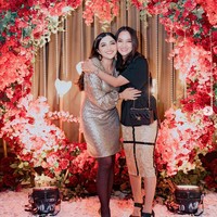 Perayaan ulang tahun Ashanty tampak meriah dengan dihadiri sejumlah kerabat para artis. Beberapa diantaranya ada Olla Ramlan, Ririn Ekawati, Maia Estianty, Judika, dan masih banyak lagi. Foto: Instagram/@ashantyasix