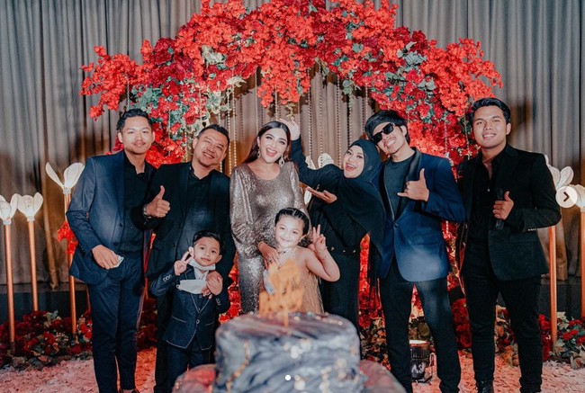 Dalam akun Instagram pribadinya, Aurel Hermansyah juga tampak mengunggah momen ulang tahun sang bunda. Atta, Aurel dan keluarganya terlihat kompak mengenakan outfit serba hitam. Foto: Instagram/@ashantyasix