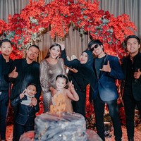 Dalam akun Instagram pribadinya, Aurel Hermansyah juga tampak mengunggah momen ulang tahun sang bunda. Atta, Aurel dan keluarganya terlihat kompak mengenakan outfit serba hitam. Foto: Instagram/@ashantyasix