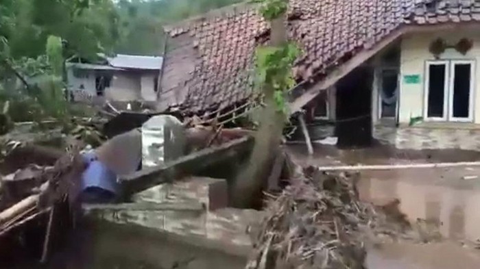 Banjir bandang menerjang kawasan Sukaresmi Garut.