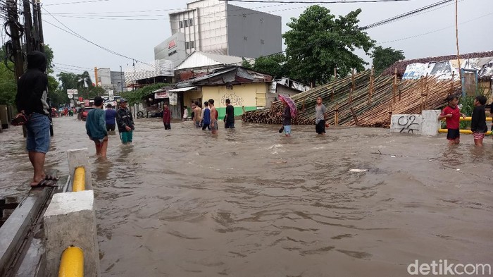 Banjir di Jalan Ceger Raya, Tangsel Minggu (7/11) sore (Khairul/detikcom)