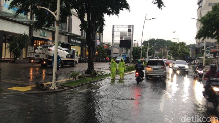 Banjir di Jalan Kemang Raya surut, kendaraan sudah bisa melintas