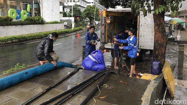 Banjir di Jalan Kemang Raya surut, kendaraan sudah bisa melintas