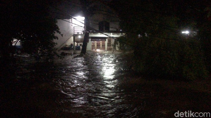 Banjir Kompleks Pondok Karya Mampang. Aulia/detikcom)