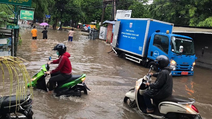 Banjir menggenangi Jl Swadarma Ulujami Jaksel, saat dipantau detikcom pada pukul 16.00 WIB. (Foto: Firda/detikcom)