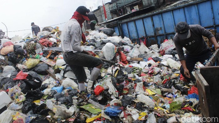 Operasional alat berat di TPA Sarimukti Kabupaten Bandung Barat terkendala imbas krisis BBM. Akibatnya, tumpukan sampah di TPS Ciriyom pun belum dapat diangkut.