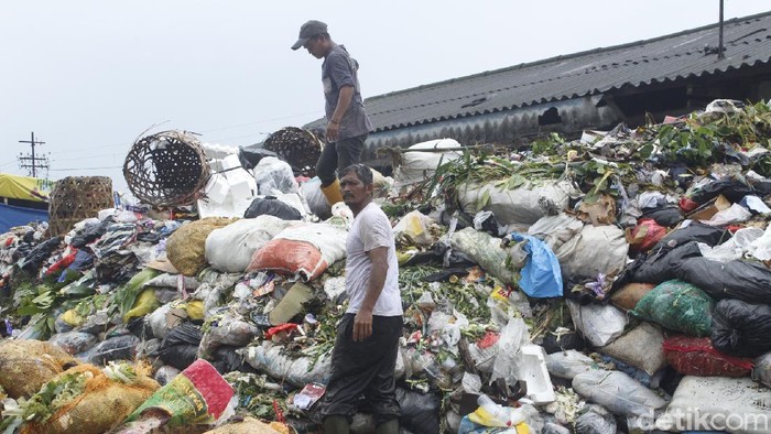 Operasional alat berat di TPA Sarimukti Kabupaten Bandung Barat terkendala imbas krisis BBM. Akibatnya, tumpukan sampah di TPS Ciriyom pun belum dapat diangkut.