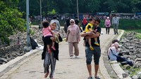 Di masa PPKM Level 2 Tangsel, Situ Gintung tetap menjadi wisata alternatif bagi warga. Mereka turut serta membawa keluarga.