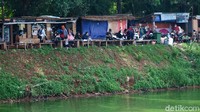 Jajanan juga tersedia. Tampak masyarakat berkumpul di pinggir danau.