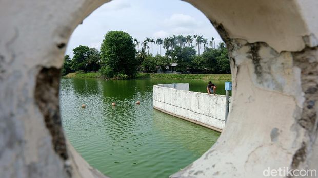 Situ Gintung jadi salah satu kawasan yang kerap didatangi warga saat akhir pekan. Tak sedikit warga datang ke sana untuk berwisata bersama keluarga.