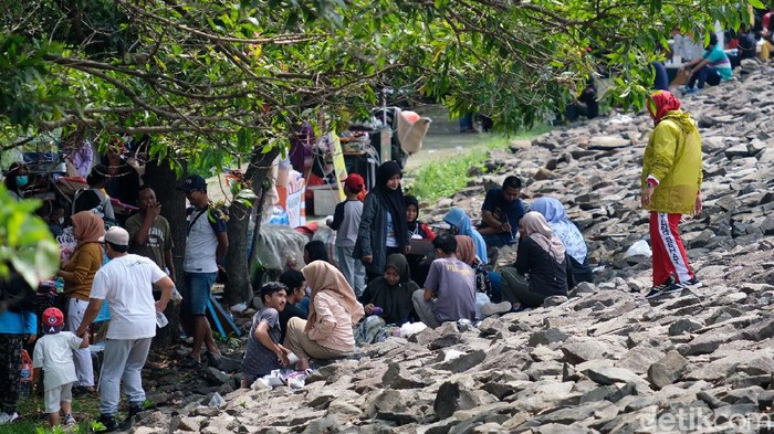 Begini Suasana di Situ Gintung Saat Akhir Pekan Situ Gintung jadi salah satu kawasan yang kerap didatangi warga saat akhir pekan. Tak sedikit warga datang ke sana untuk berwisata bersama keluarga.