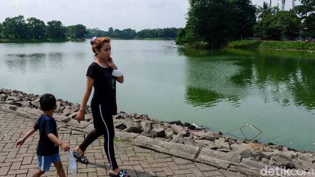 Situ Gintung jadi salah satu kawasan yang kerap didatangi warga saat akhir pekan. Tak sedikit warga datang ke sana untuk berwisata bersama keluarga.