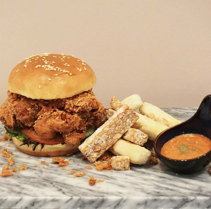 Burger Ayam Penyet Burger Ayam Penyet Buatan Juara Kedua MasterChef Singapura