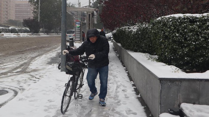 China Dilanda Badai Salju, Begini Suasana di Kota Beijing Badai salju tengah melanda kawasan China. Akibatnya, kota Beijing pun tampak memutih karena diselimuti salju. Ini potretnya.