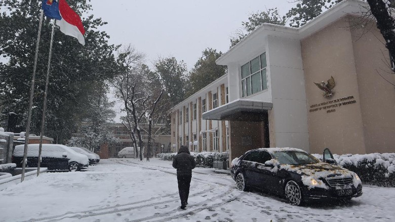 China Dilanda Badai Salju, Begini Suasana di Kota Beijing Badai salju tengah melanda kawasan China. Akibatnya, kota Beijing pun tampak memutih karena diselimuti salju. Ini potretnya.