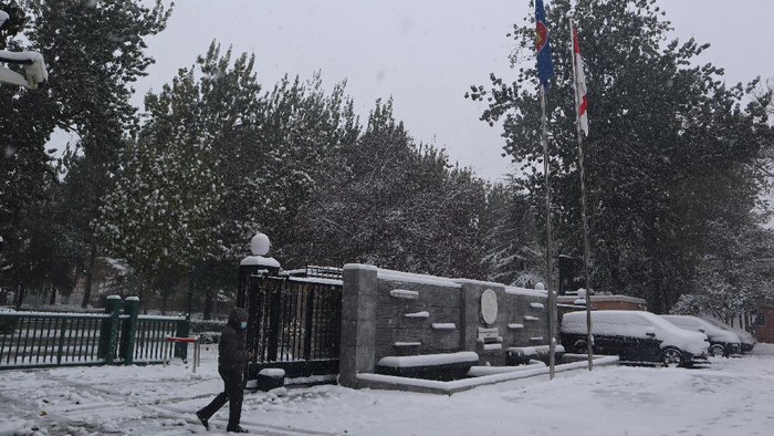 China Dilanda Badai Salju, Begini Suasana di Kota Beijing Badai salju tengah melanda kawasan China. Akibatnya, kota Beijing pun tampak memutih karena diselimuti salju. Ini potretnya.