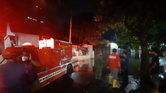 Suku Dinas Penanggulangan Kebakaran dan Penyelamatan (Sudin Gulkarmat) Jakarta Selatan mengerahkan satu unit mobil pompa air. Alat itu diterjunkan untuk membantu proses penyedotan genangan air banjir di Kompleks Pondok Karya, Mampang, Jakarta Selatan.