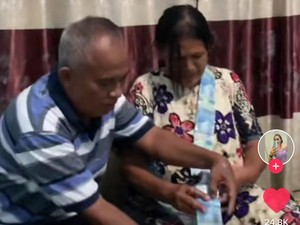 Diberi Surprise Kue Isi Uang, Ibu Ini Menangis Terharu