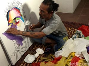 Peduli Lingkungan, Seniman ini Sulap Sampah Plastik Jadi Lukisan Mahal