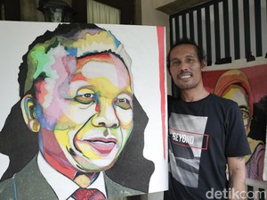 Lukisan Wajah Para Artis dan Pejabat Berbahan Sampah Plastik