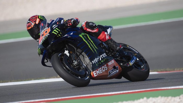 LAGOA, ALGARVE, PORTUGAL - NOVEMBER 05: Fabio Quartararo of France and Monster Energy Yamaha MotoGP Team rounds the bend during the MotoGP Of Portugal - Free Practice  on November 05, 2021 in Lagoa, Algarve, Faro. (Photo by Mirco Lazzari gp/Getty Images)